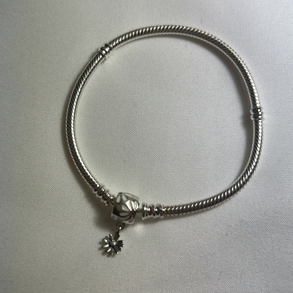 Pandora Moment Daisy Flower Bracelet - Picture 2 of 3
